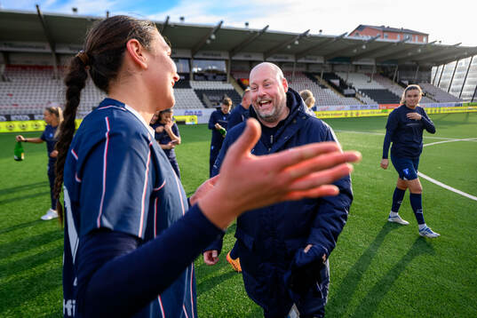 Malmö FFs Alexia Mitkovska och tränare Jonas Valfridsson  jublar över avancemanget till Damallsvenskan