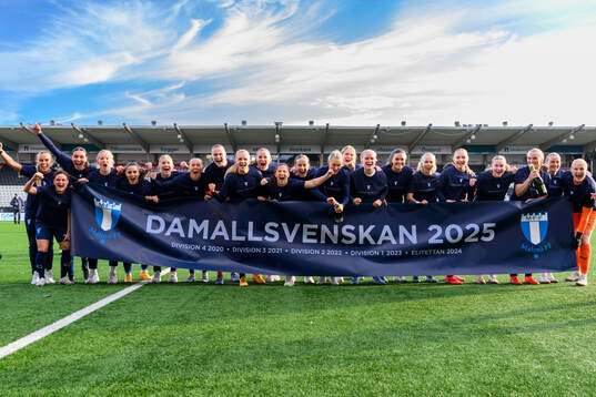 Malmö FFs spelare jublar över avancemanget till Damallsvenskan