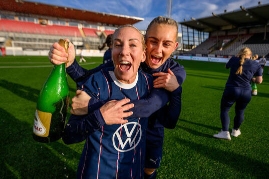 Malmö FFs Mia Persson och Beatrice Persson  jublar över