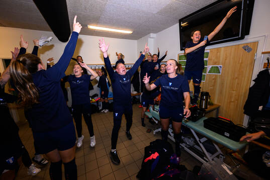 Malmö FFs spelare och ledare jublar i omklädningsrummet
