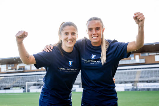 Malmö FFs Lovisa Wifvesson och Elin Björklund jublar