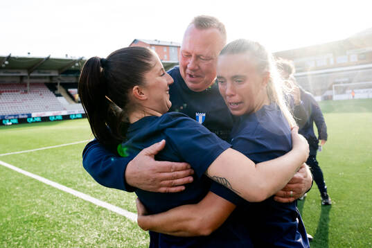 Malmö FFs Lovisa Wifvesson, lagledare Anders Nilsson och Elin Björklund jublar över avancemanget till Damallsvenskan
