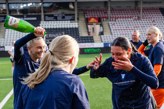 Malmö FFs Beatrice Persson och Alexia Mitkovska  jublar