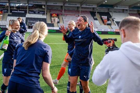 Malmö FFs Beatrice Persson och Alexia Mitkovska  jublar