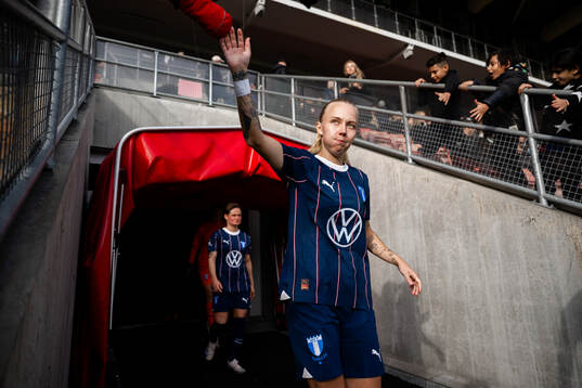 Malmö FFs Nathalie Hoff Persson kommer ut ur spelartunneln