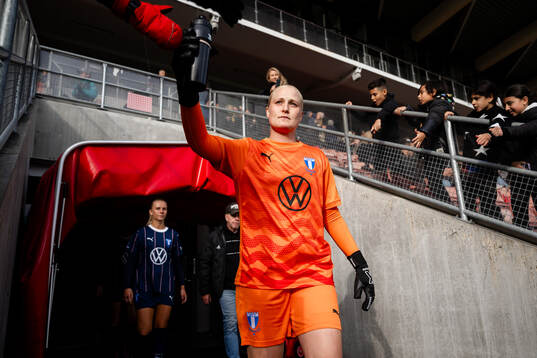 Malmö FFs målvakt Kathrine Østergaard Larsenkommer ut ur