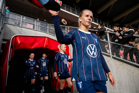 Malmö FFs Nellie Lilja kommer ut ur spelartunneln i halvtid
