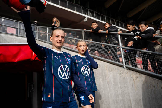 Malmö FFs Sofia Wännerdahl kommer ut ur spelartunneln i