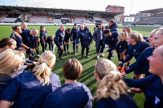 Malmö FFs tränare Jonas Valfridsson jublar över avancemanget till Damallsvenskan