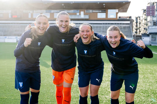 Malmö FFs spelare  jublar över avancemanget till Damallsvenskan