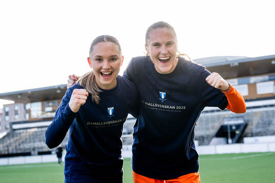 Malmö FFs Nova Rolfsson och målvakt Julia Cavander jublar