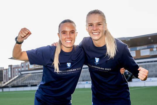 Malmö FFs Elin Björklund och Nellie Lilja  jublar över