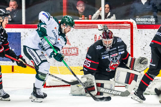 Tingsryds Melker Eriksson och Nybros målvakt Alexander