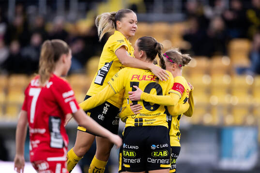 Elfsborgs Alice Broman och Stina jensen  jublar med Leann