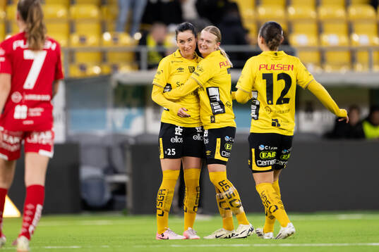 Elfsborgs Izabella Bergström jublar med Hanna Jiozon