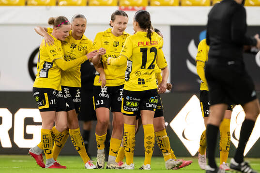 Elfsborgs Ellen Nilsson  jublar med Leann Nyström, Alice Broman och Hedvig Petersson efter 4-0