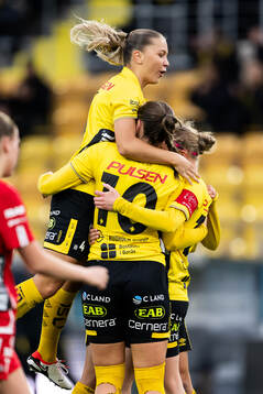 Elfsborgs Alice Broman jublar efter att Leann Nyström (skymd) gjort 1-0