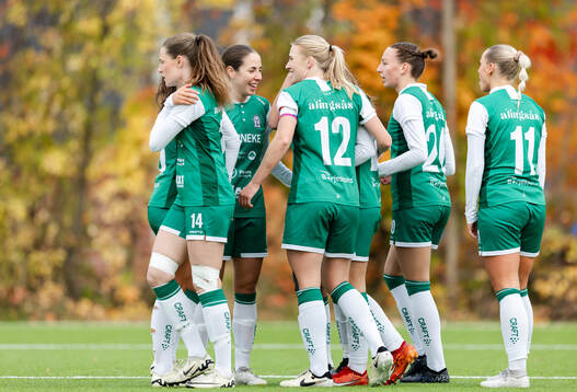 Alingsås spelare jublar med Alma Öberg