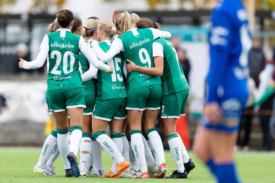 Alingsås Parva Zarassi jublar med lagkamrater efter 2-0