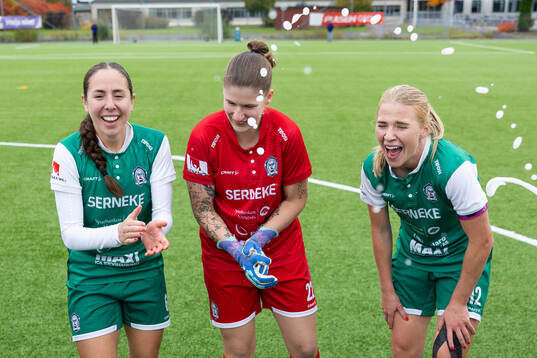 Alingsås Johanna Barth, målvakt Tea Olin och Moa Jarl  jublar över avancemanget till Damallsvenskan
