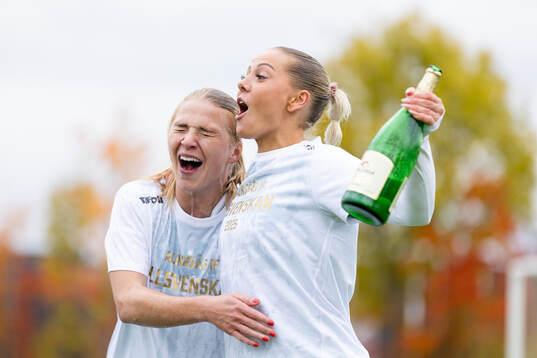 Alingsås Moa Jarl och Moa Öhman  jublar över