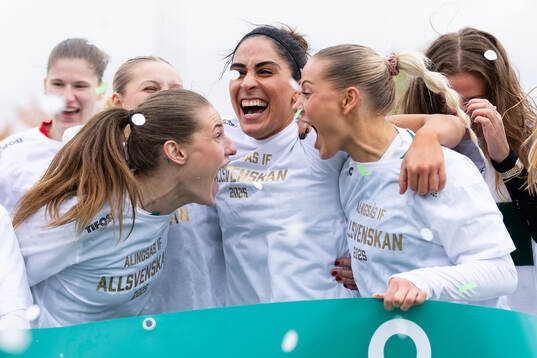 Alingsås spelare jublar över avancemanget till Damallsvenskan