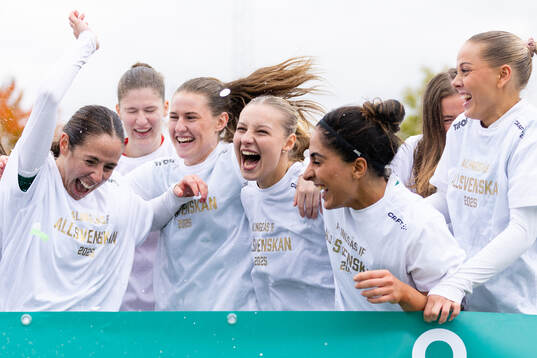 Alingsås spelare jublar över avancemanget till Damallsvenskan
