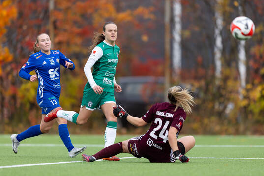 Alingsås Alma Öberg skjuter 1-0 förbi Sunnanås målvakt