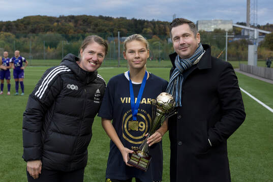 Linn Eriksson AIKs Emelie Ekman (K) och Axel Pershagen