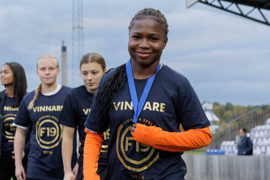 Linn Eriksson och Axel Pershagen delar ut medaljer