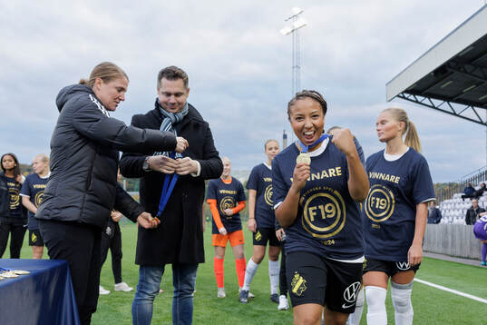 Linn Eriksson och Axel Pershagen delar ut medaljer