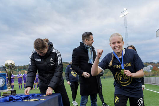 Linn Eriksson och Axel Pershagen delar ut medaljer