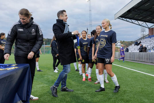 Linn Eriksson och Axel Pershagen delar ut medaljer