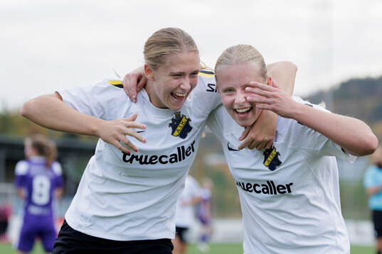 AIKs Aleksandra Bogucka och Nova Selin jublar