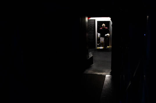 241014 Brynäs målvakt Erik Källgren inför ishockeymatchen i SHL mellan Brynäs och MoDo den 14 oktober 2024 i Gävle. 