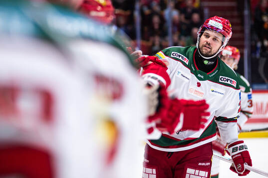 MoDos Måns Carlsson jublar