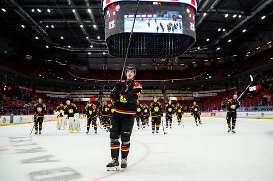 Brynäs Oskar Lindblom jublar med lagkamrater
