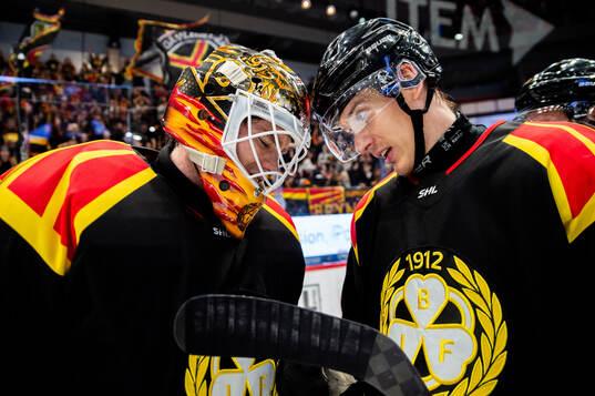 Brynäs målvakt Erik Källgren och Oskar Lindblom jublar