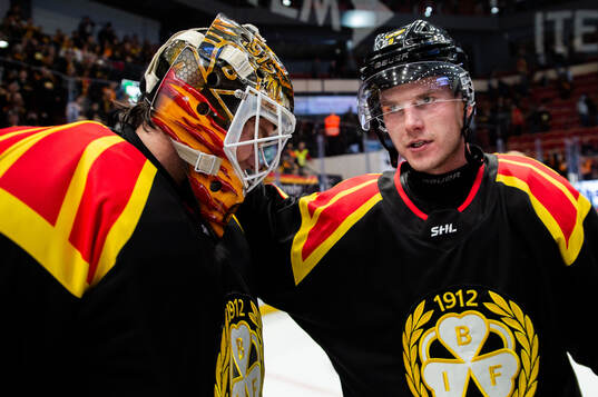 Brynäs målvakt Erik Källgren och Victor Söderström