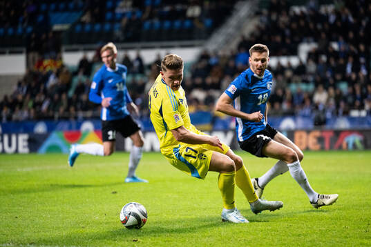 Viktor Gyökeres of Sweden and Karol Mets of Estonia