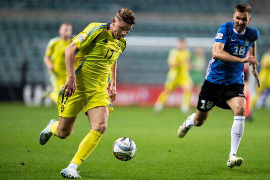 Viktor Gyökeres of Sweden and Karol Mets of Estonia
