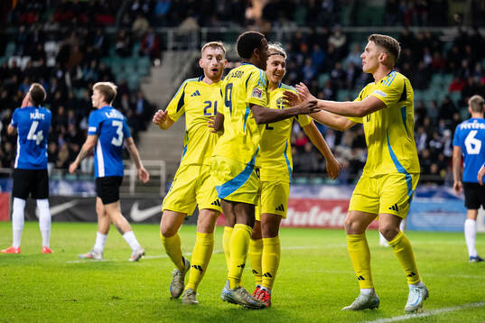 Dejan Kulusevski, Niclas Eliasson, Sebastian Nanasi and Viktor Gyökeres of Sweden celebrate after 0-2