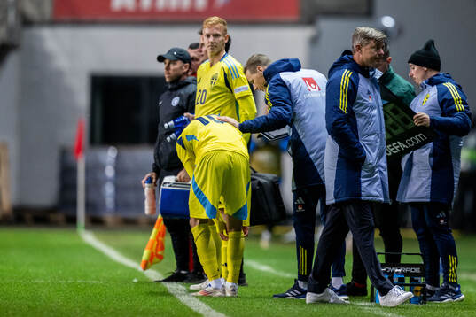Hugo Bolin, Hugo Larsson and head coach Jon Dahl Tomasson of Sweden