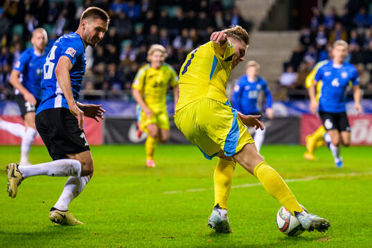 Karol Mets of Estonia and Viktor Gyökeres of Sweden