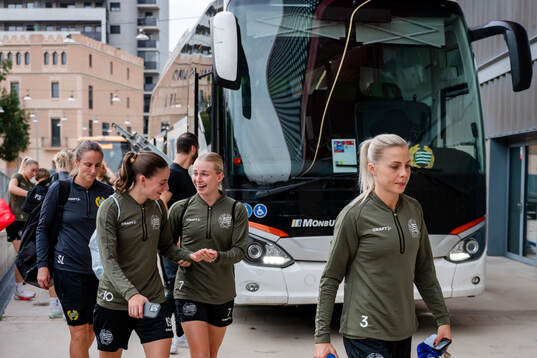 Smilla Vallotto and Emilie Joramo of Hammarby ahead of a training session on October 15, 2024 in Barcelona. 