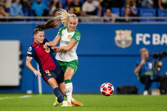 Claudia Pina of Barcelona and Stina Lennartsson of Hammarby