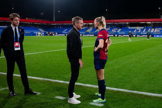 Head coach Martin Sjögren of Hammarby and Fridolina Rolfö of Barcelona