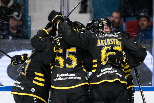 AIKs spelare jublar med Oskar Magnusson