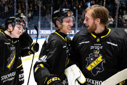 AIKs Oliver Tärnström och målvakt Victor Brattström
