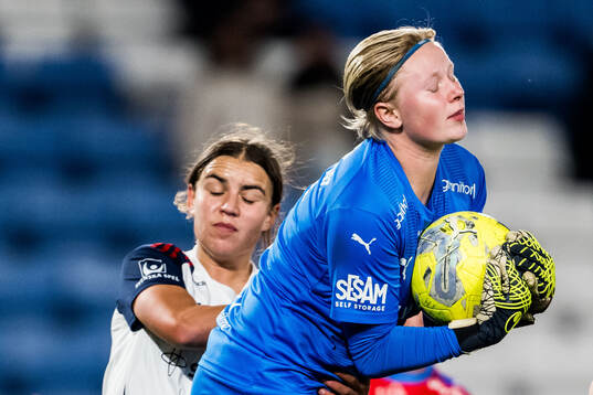 FC Rosengårds Rebecca Maravall och Helsingborgs målvakt Hannah Tegestål